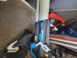 un sac de voyage et une paire de skis posés par terre