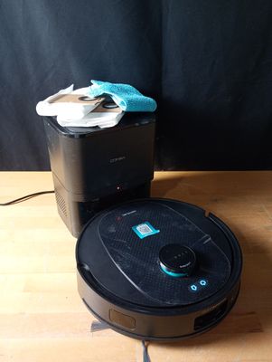 un robot posé sur une table à côté d'une tasse