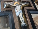 une croix en bois sur laquelle est fixé un crucifix