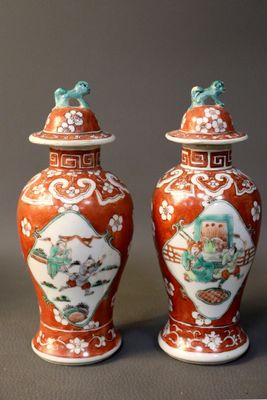 CHINE - XXe siècle. Paire de vases balustres couverts en por…