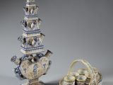 trois types de vases différents et un panier posés sur une table
