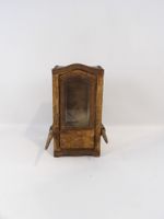 Petite vitrine chaise à porteur en bois revêtue de tapisseri… (photo 3)