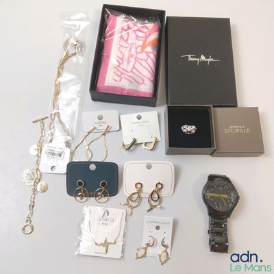 a lot of items that are sitting on a table