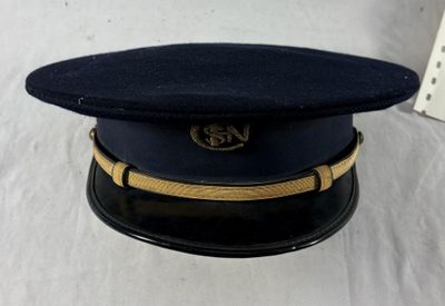 un chapeau posé sur une table