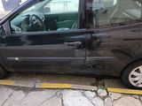 une petite voiture noire garée sur le bord de la rue