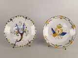 deux assiettes sur lesquelles figurent un oiseau et un autre oiseau