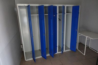 une pièce où se trouvent tout un tas de casiers bleus