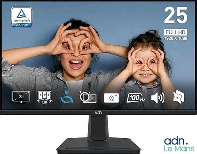 Deux enfants se couvrent les yeux avec les mains alors qu'ils se tiennent debout devant un écran d'ordinateur