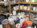 une pièce remplie d'une multitude d'objets de toutes sortes