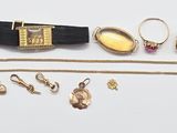 beaucoup de bijoux posés sur la table