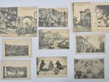 de nombreuses vieilles photos de personnes et de bâtiments accrochées au mur