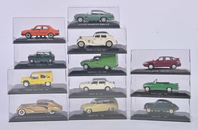 de nombreux modèles de voitures différents exposés dans une vitrine