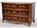 une grande commode avec un plateau en marbre