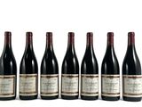 six bouteilles de vin rouge alignées