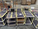 de nombreux chariots à bagages empilés les uns sur les autres
