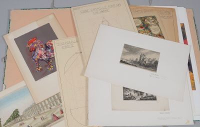 un lot de vieilles cartes postales posées sur une table