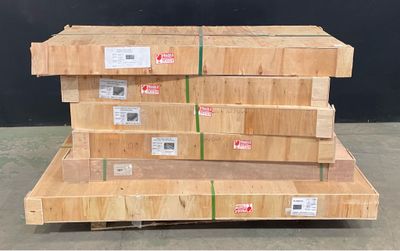 plusieurs piles de palettes en bois empilées les unes sur les autres dans un entrepôt
