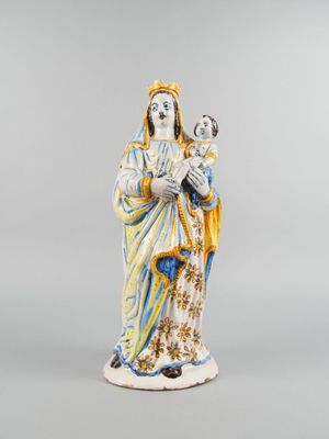 une image représentant une figurine de femme tenant un oiseau