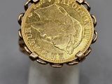 une bague en or avec une pièce au milieu