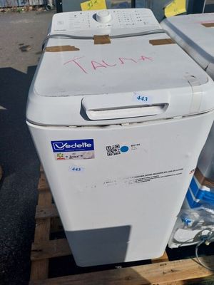 deux réfrigérateurs blancs posés sur une palette dans un parking