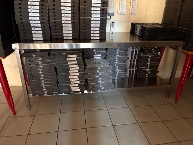 Table inox avec tablette inférieure Distform, L 200 environ. Peti...