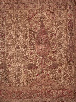 un tapis persan ancien orné d'un motif rouge et beige