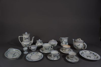 de nombreux types de théières et de soucoupes sur la table