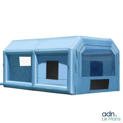 une tente gonflable bleue avec des fenêtres, sur fond blanc