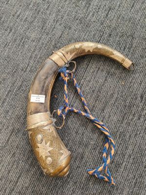 Poire à poudre en laiton gravé et corne.