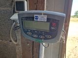 une photo d'un compteur fixé sur un poteau devant un immeuble