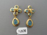 une paire de boucles d'oreilles en or et pierres bleues, avec son étiquette de prix