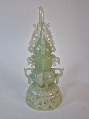 CHINE Couvercle en jadéite sculptée de forme pyramidale et o…