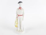 figurine en porcelaine représentant un homme avec un chapeau et un sac