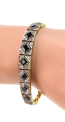 un gros plan sur le bras d'une femme portant un bracelet