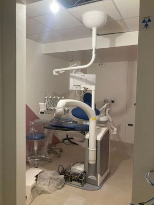 une photo d'un fauteuil de dentiste dans une pièce