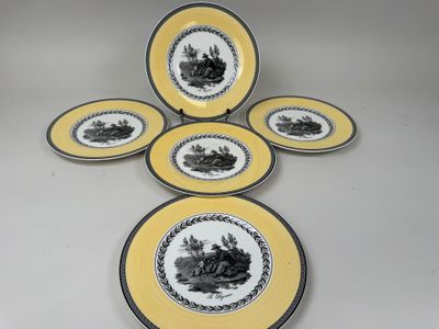 six assiettes jaunes et noires ornées de motifs en noir et blanc