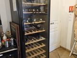 un réfrigérateur dans lequel se trouvent de nombreuses bouteilles de vin