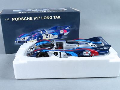 une maquette de Porsche  « 917 Long Tail » dans une boîte
