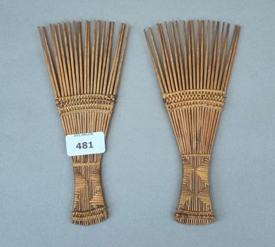 une paire de balais en bambou sur fond gris, avec une étiquette de prix