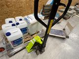 une photo d'une palette sur laquelle sont empilés de nombreux articles