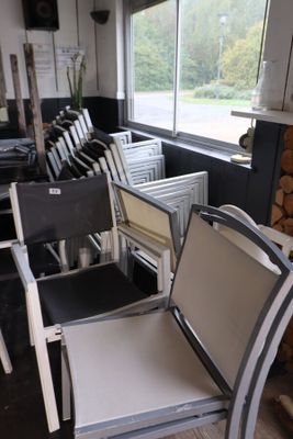 de nombreuses chaises dans une pièce dotée de nombreuses fenêtres