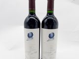 deux bouteilles de vin posées l'une à côté de l'autre sur une table