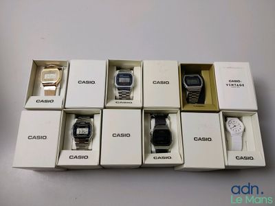 Plusieurs montres se trouvent dans une boîte blanche posée sur une table