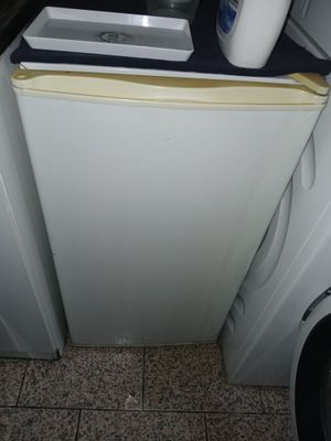 un réfrigérateur blanc et un lave-vaisselle blanc dans une cuisine