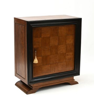 une image représentant une armoire en bois surmontée d'une cloche
