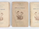 trois livres illustrés posés sur une surface blanche