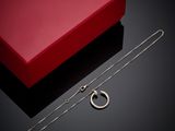 une boîte rouge contenant un collier en argent et une bague en argent