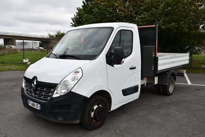 un camion blanc garé dans un parking