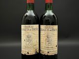 deux bouteilles de vin rouge posées l'une à côté de l'autre sur une table
