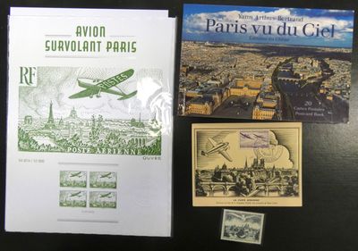 beaucoup de livres et de cartes postales posés sur une table
